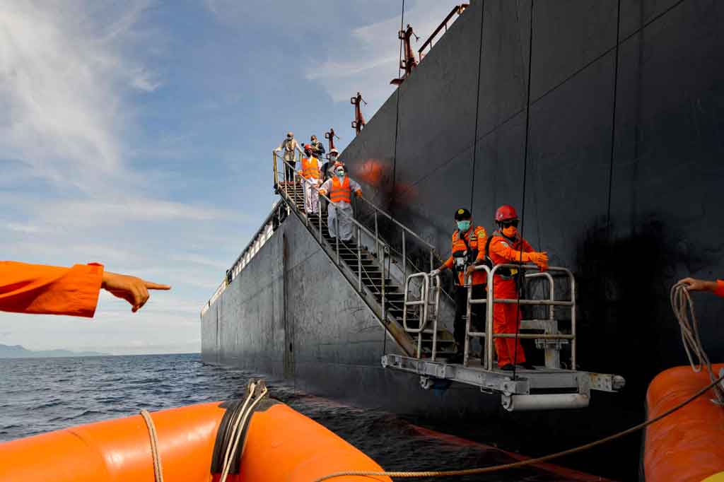 Anggota Basarnas bersama tim medis karantina mengevakuasi anak buah kapal (ABK), Alexander Melnik warga Rusia dari kapal tanker MT Hulda Maersk berbendera Denmark di Selat Benggala, Selasa, 27 April 2021.