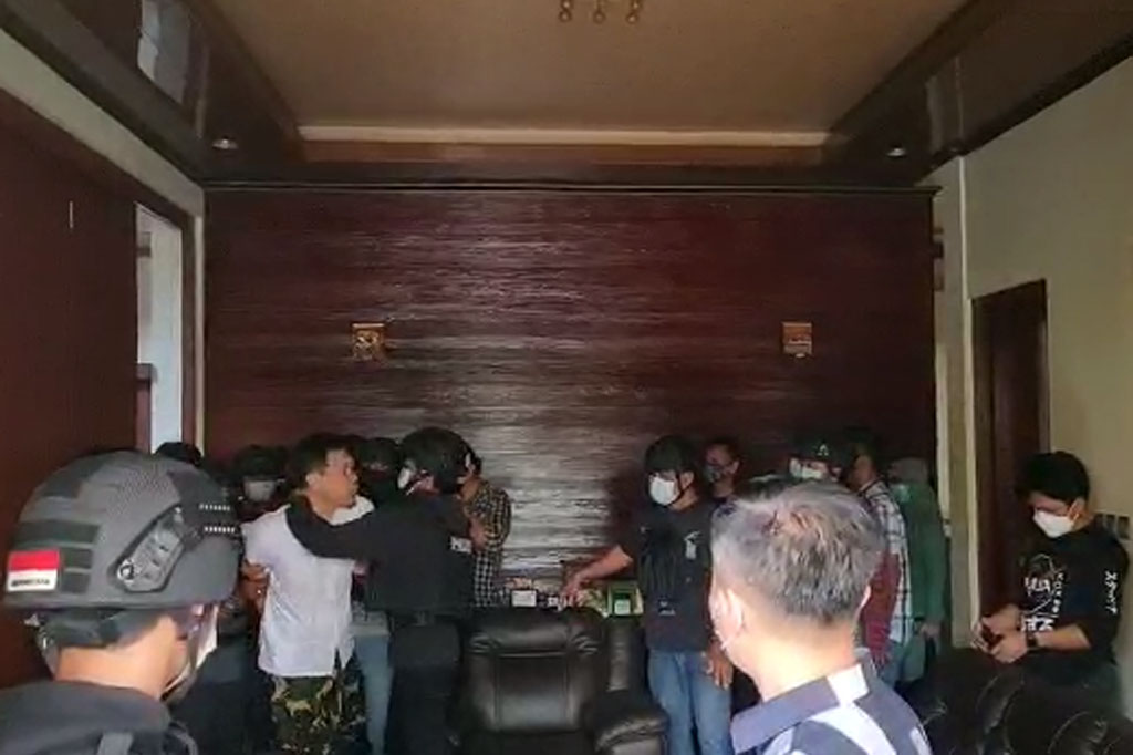 Munarman, pengacara Rizieq Shihab ditangkap oleh Tim Detasemen Khusus (Densus) 88 Anti Teror Polri. Munarman ditangkap di Perumahan Modern Hills, Cinangka, Pamulang, Tangerang Selatan, Selasa, 27 April 2021 pukul 15.00 WIB.