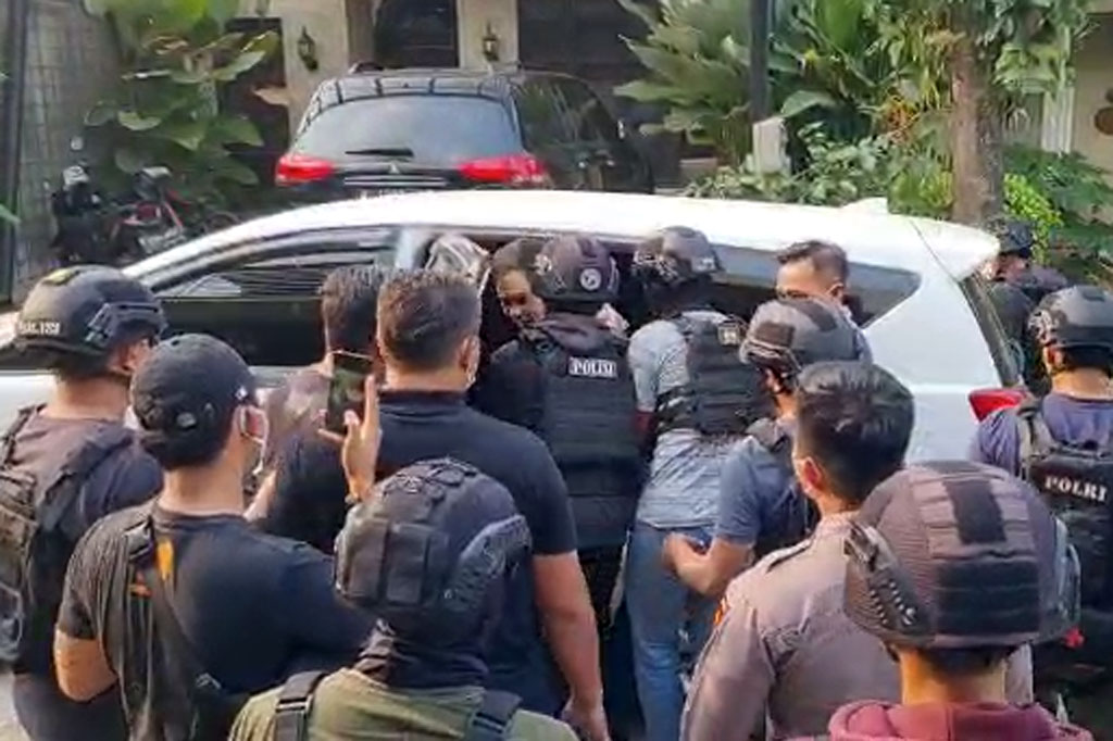 Menurut Ramadhan, dalam penangkapan tersebut, hanya Munarman seorang yang diamankan. 