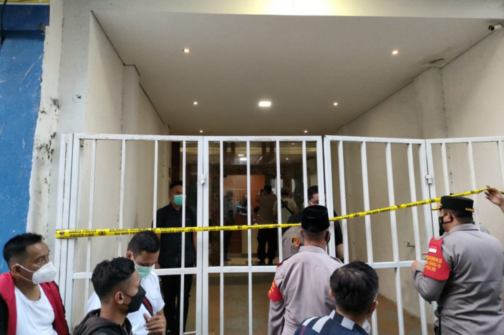 Densus 88 menangkap mantan Sekretaris Umum Front Pembela Islam (FPI) Munarman di rumahnya kawasan Perumahan Moders Hills, Cinangka, Tangerang Selatan, Selasa, 27 April 2021. Buntut penangkapan, aparat melakukan penggeledahan di bekas kantor DPP FPI di Petamburan III, Jakarta Barat. Medcom.id/Chris