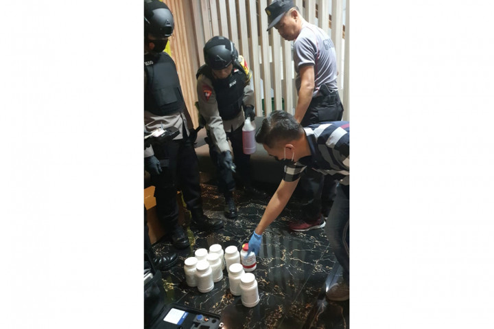 Puluhan anggota Polres Metro Jakarta Pusat bersama Dandim 0501 Jakarta Pusat mengawal penggeledahan bekas kantor Front Pembela Islam (FPI).