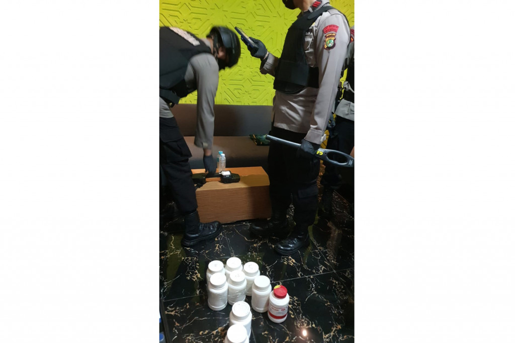 TNI - Polri melakukan penjagaan ketat di Markas FPI di Petamburan III, Jakarta Pusat.