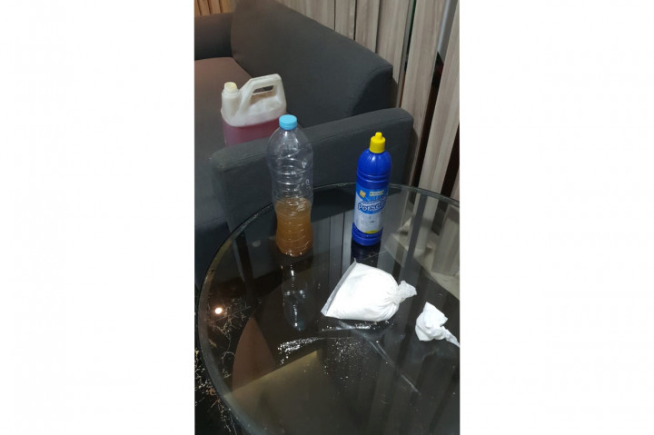 Ia menyebut, bahan-bahan berbahaya yang ditemukan oleh pihak kepolisian dalam penggeledahan tersebut berupa bubuk. 