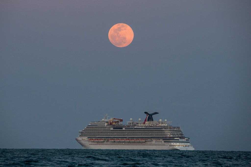 Kapal pesiar melintas saat bulan Purnama Super Pink menerangi langit di Pantai Miami, Florida, AS. AFP Photo/Chandan Khanna