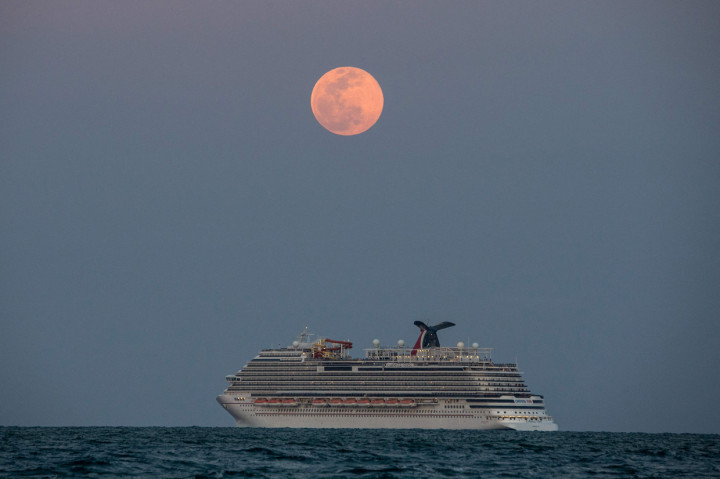 Kapal pesiar melintas saat bulan Purnama Super Pink menerangi langit di Pantai Miami, Florida, AS. AFP Photo/Chandan Khanna