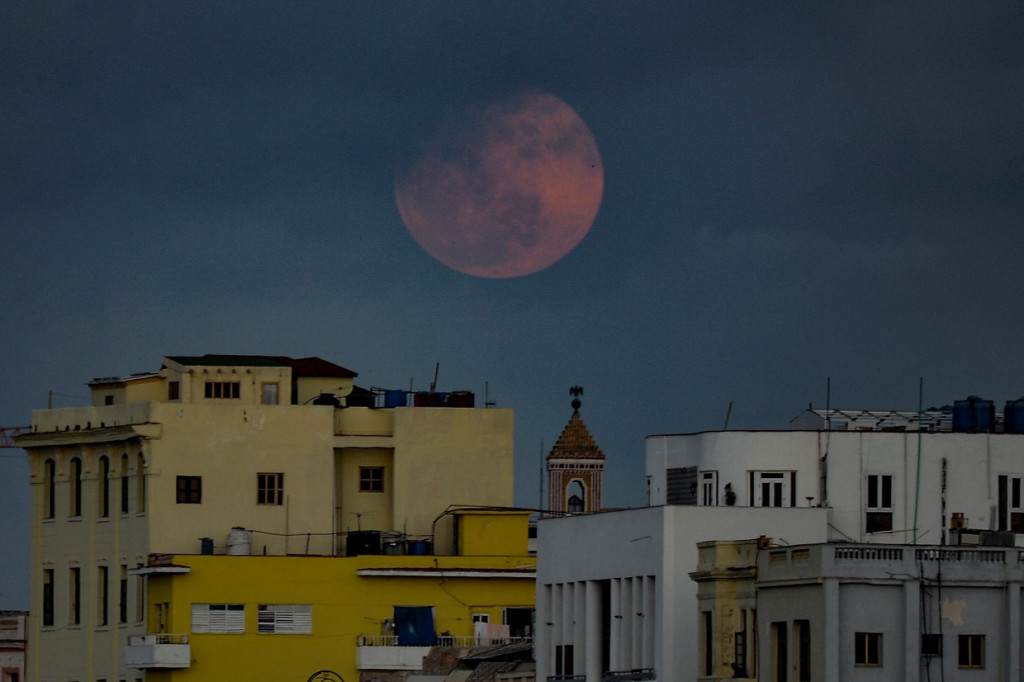 Bulan Purnama Super Pink muncul di atas langit Havana, Kuba. AFP Photo/Yamil Lage