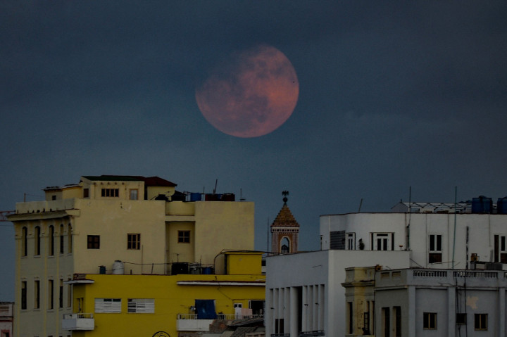 Bulan Purnama Super Pink muncul di atas langit Havana, Kuba. AFP Photo/Yamil Lage