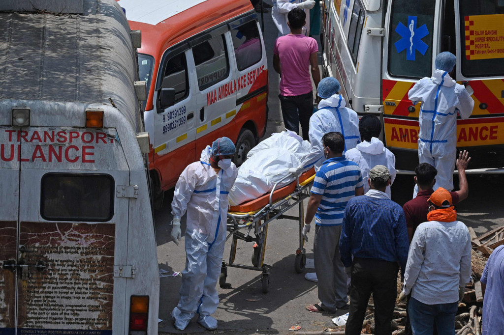 Di kota yang memiliki kasus harian tertinggi, New Delhi, ambulans tampak antre untuk kremasi jenazah.
