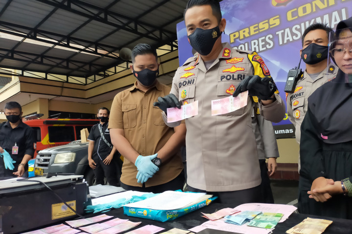 Satuan Reserse Kriminal (Satreskrim) Polres Tasikmalaya Kota berhasil mengungkap produksi dan peredaran uang palsu (upal) di Kota Tasikmalaya.