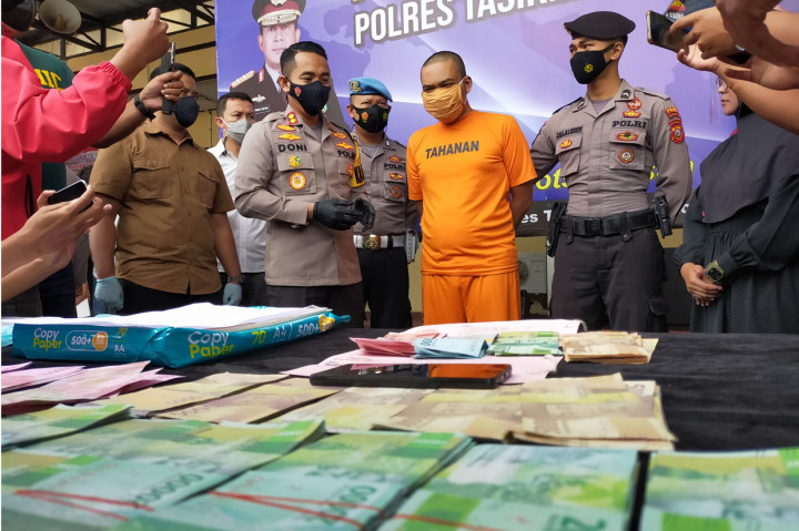 Dalam kasus uang palsu tersebut, petugas menangkap seorang tersangka berinisial TN alias Asep (44),seorang penjual es keliling, warga Kampung Cimuncang, Kelurahan Sukamulya, Kecamatan Bungursari, Kota Tasikmalaya.