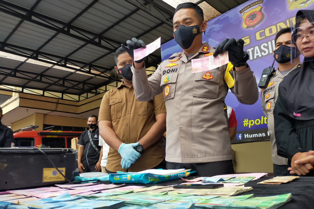 Polisi turut mengamankan sejumlah barang bukti di antaranya satu unit printer, gunting, pisau cutter, penggaris besi, 4 bungkus kertas HVS kuning muda ukuran A4, 55 lembar HVS kuning muda dengan gambar uang pecahan Rp5.000, 136 lembar uang palsu pecahan Rp100.000, 413 lembar uang palsu pecahan Rp50.000, 318 lembar uang palsu pecahan Rp20.000, dan 86 lembar uang palsu pecahan Rp5.000.