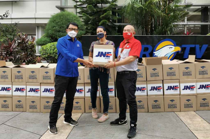 Dompet Kemanusiaan Media Group (DKMG) menyalurkan ratusan paket sembako untuk keluarga kru KRI Nanggala-402 dan warga terdampak pandemi covid-19. Paket sembako akan disalurkan melalui Rumah Harapan dan JNE.