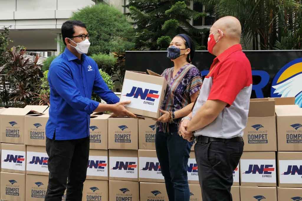 Melanie Subono menuturkan bahwa sebanyak 53 bantuan paket sembako bakal dikirim hari ini ke Surabaya, Jawa Timur. Paket itu bakal diberikan ke keluarga kru KRI Nanggala-402. 