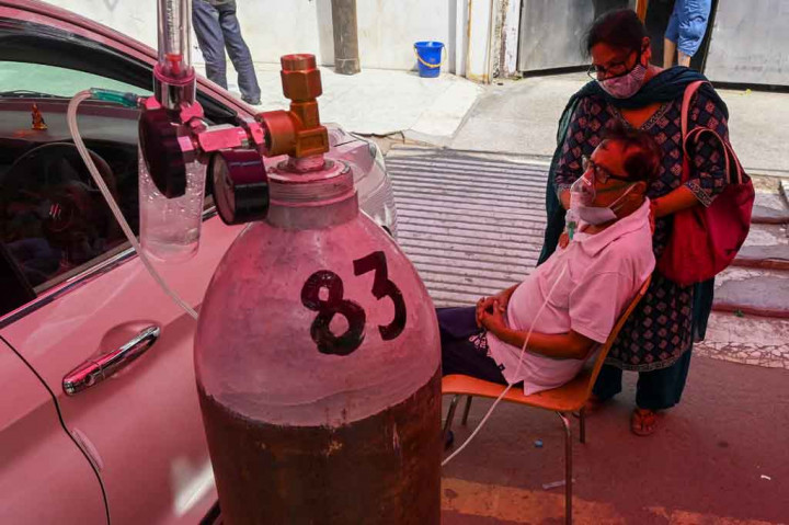Ketika rekor infeksi memicu kekurangan oksigen yang parah di rumah sakit, pasien yang putus asa berbondong-bondong dengan menggunakan mobil, becak, dan bahkan ambulans menuju tenda di luar gurdwara - tempat ibadah Sikh - di Kota Ghaziabad.