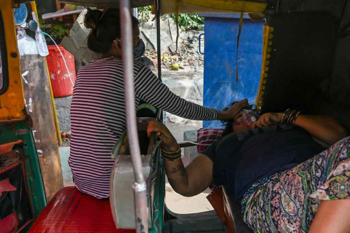 Di sekelilingnya, orang-orang yang terserang penyakit menular itu terengah-engah sambil berbaring di bangku dan di belakang becak. Sementara anggota keluarga yang cemas mengipasi mereka dengan potongan karton saat suhu tubuh melonjak hingga 38 derajat Celcius (100,4 derajat Fahrenheit).