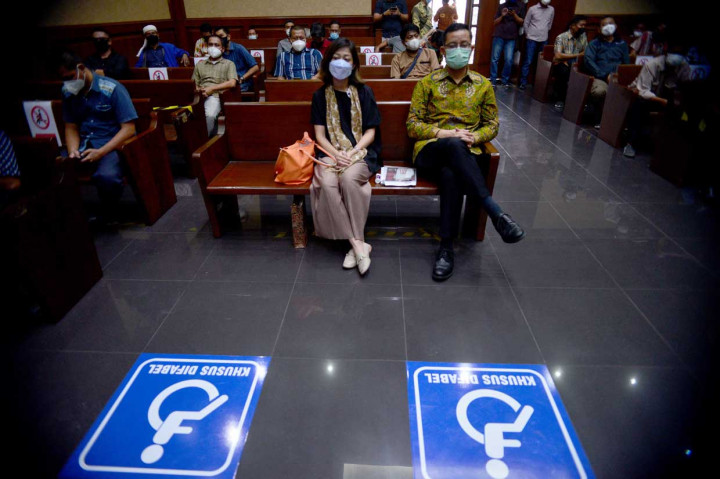 Jaksa penuntut umum pada Komisi Pemberantasan Korupsi (KPK) mendakwa Juliari menerima total Rp 32,48 miliar dalam perkara ini. 