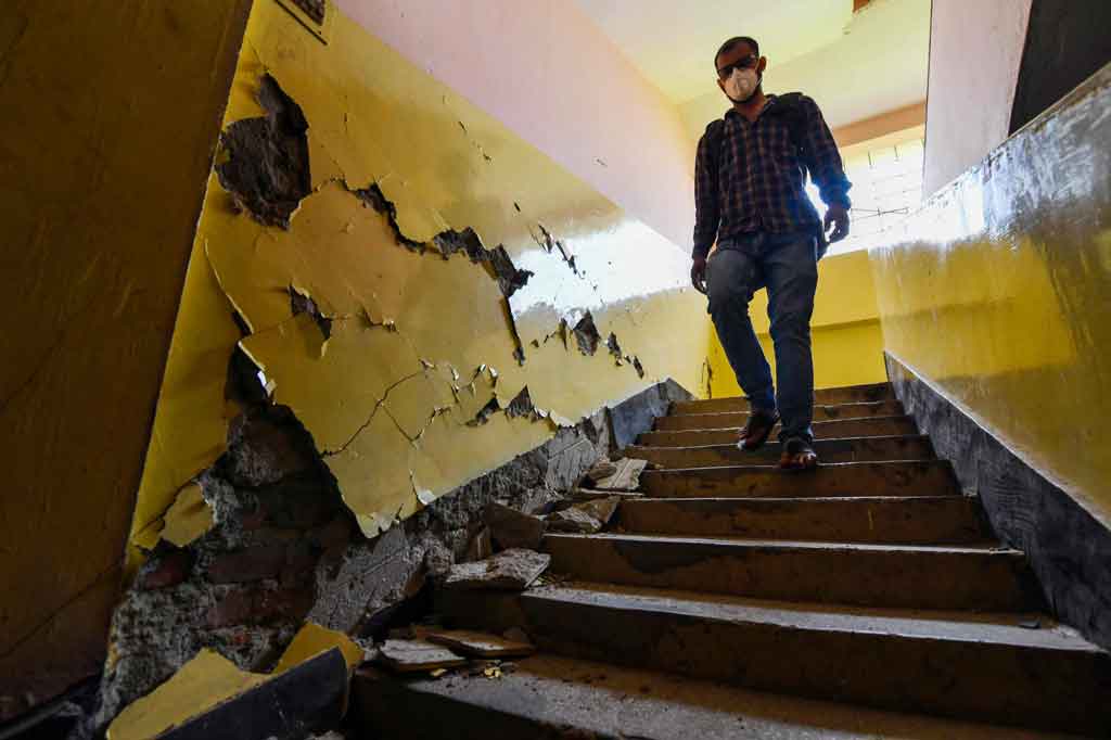 Survei Geologi AS (USGS) mengatakan gempa berkekuatan magnitudo 6,0 dengan pusat di daerah perbukitan dekat perbatasan India dengan Bhutan. Tapi getaran dan gempa susulan dirasakan ratusan kilometer jauhnya di negara bagian Bengal utara.