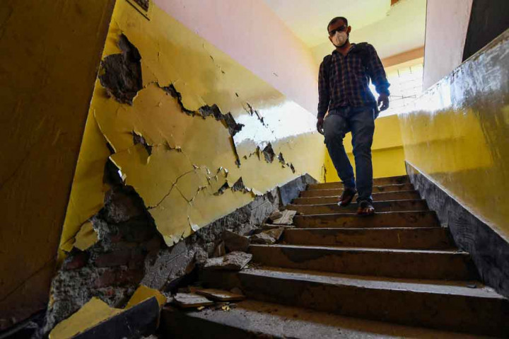 Survei Geologi AS (USGS) mengatakan gempa berkekuatan magnitudo 6,0 dengan pusat di daerah perbukitan dekat perbatasan India dengan Bhutan. Tapi getaran dan gempa susulan dirasakan ratusan kilometer jauhnya di negara bagian Bengal utara.