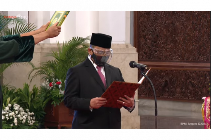 Guru Besar Ilmu Hukum Pidana dari Universitas Indonesia itu kemudian membacakan sumpah jabatannya di depan Presiden Jokowi.
