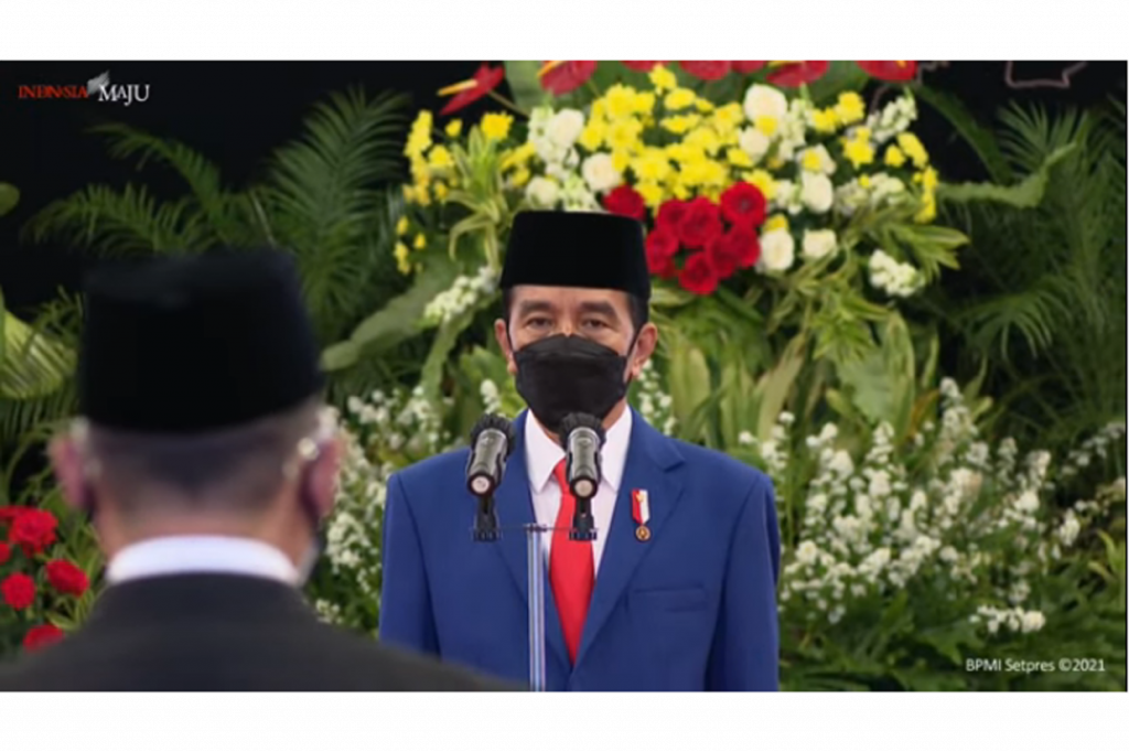Jokowi pun menyaksikan pengucapan sumpah jabatan Indriyanto Seno Adji sebagai anggota Dewas KPK di Istana Negara Jakarta, Rabu, 28 April 2021.