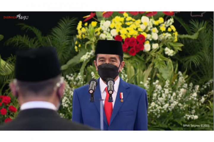 Jokowi pun menyaksikan pengucapan sumpah jabatan Indriyanto Seno Adji sebagai anggota Dewas KPK di Istana Negara Jakarta, Rabu, 28 April 2021.