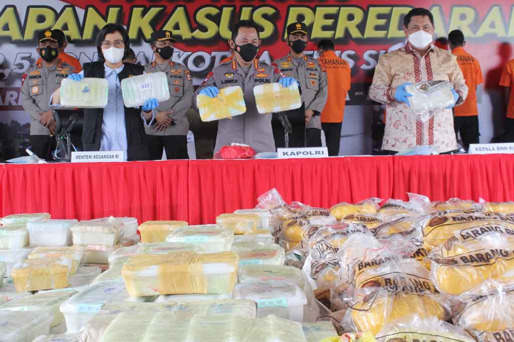 Kapolri Jenderal Listyo Sigit Prabowo (tengah) bersama Menteri Keuangan Sri Mulyani (kiri), dan Kepala BNN Komjen Petrus Reinhard Golose menunjukkan barang bukti sabu saat gelar kasus peredaran narkoba jenis sabu jaringan internasional di Lapangan Bhayangkara Mabes Polri, Jakarta, Rabu, 28 April 2021.