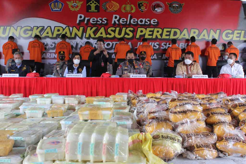 Polri berhasil mengamankan sabu sebanyak 2,5 ton dari sejumlah tempat yang merupakan jaringan Timur Tengah, Malaysia dan Indonesia senilai Rp1,5 triliun dari 17 orang tersangka WNI dan 1 orang dari WNA asal Nigeria.