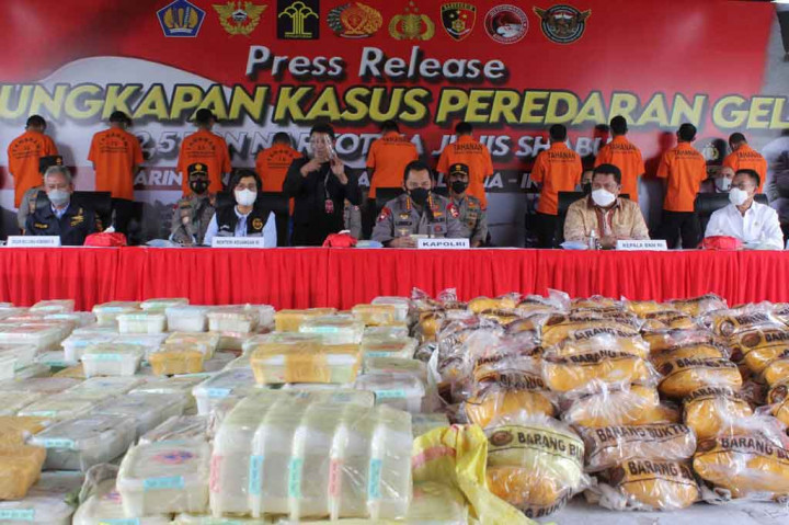 Polri berhasil mengamankan sabu sebanyak 2,5 ton dari sejumlah tempat yang merupakan jaringan Timur Tengah, Malaysia dan Indonesia senilai Rp1,5 triliun dari 17 orang tersangka WNI dan 1 orang dari WNA asal Nigeria.