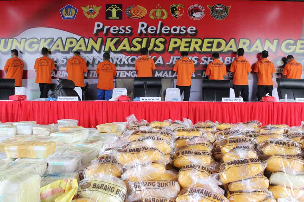 Kapolri menjelaskan penangkapan dilakukan di tiga lokasi berbeda yakni Kabupaten Aceh Besar, Kota Aceh dan pengembangan di Jakarta Barat, DKI Jakarta. Peredaran narkotika itu merupakan jaringan Timur Tengah-Malaysia yang masuk ke Indonesia dengan 18 orang tersangka.
