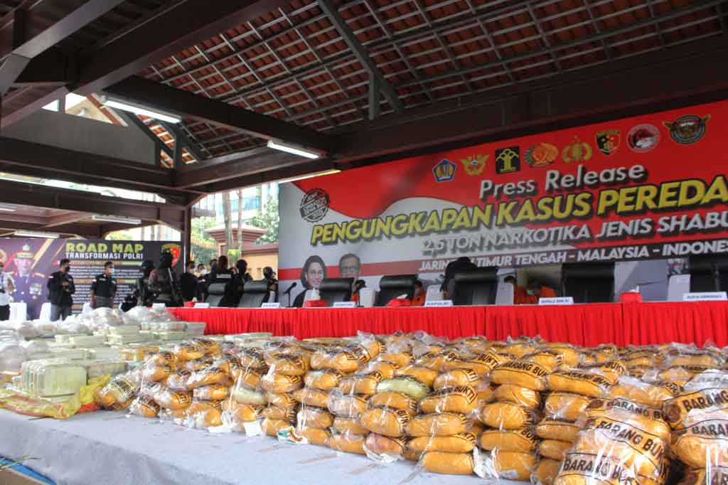 Kapolri memberikan apresiasi kepada seluruh jajaran Polri, Kementerian Keuangan melalui Ditjen Bea dan Cukai, Ditjen Pemasyarakatan Kementerian Hukum dan HAM serta Drug Enforcement Administration (DEA).