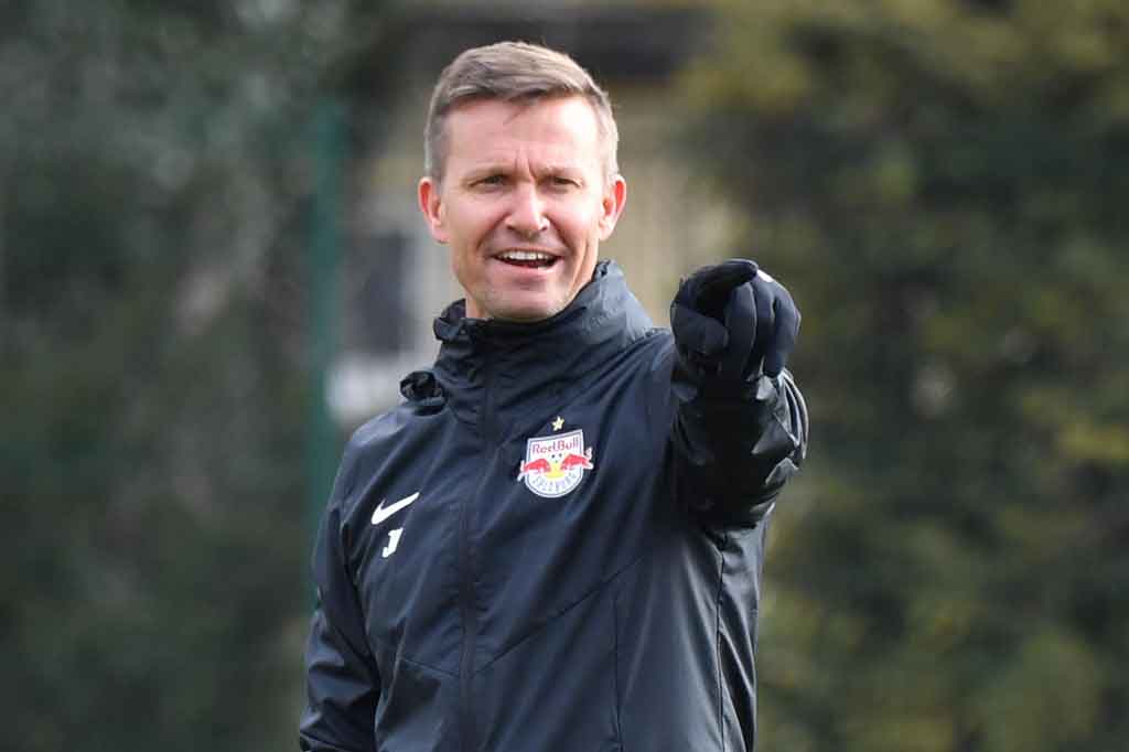 Mantan asisten pelatih tim nasional pria AS, Marsch telah lama menjadi bintang baru dalam jaringan sepak bola global Red Bull yang luas. Pekerjaan di Leipzig akan menjadi yang ketiga untuk bertanggung jawab atas klub yang didukung Red-Bull, setelah tiga tahun memimpin New York Red Bulls dan dua tahun di Salzburg.