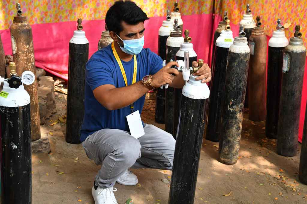 Pada saat beberapa bagian negara di India melaporkan kekurangan pasokan oksigen yang parah, skema pasokan oksigen gratis seorang pria di Mumbai ternyata menjadi penyelamat bagi banyak orang. 