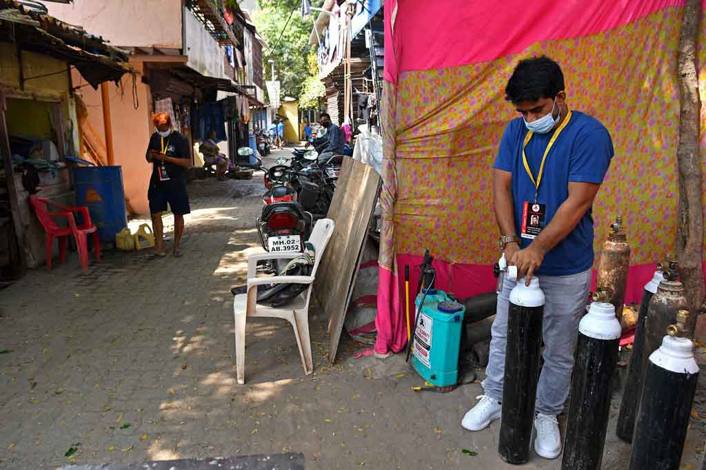 Mr Shaikh telah menjadi pahlawan di jalan sempit Malvani di Malad dengan Unity & Dignity Foundation - dan inisiatifnya juga dipuji secara luas di media sosial dan dikenal sebagai pria oksigen Mumbai. 