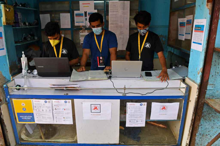 Ketika Shaikh mengetahui bahwa dukungan oksigen yang tepat waktu dapat menyelamatkan hidup pasien covid-19, dia menjual SUV-nya untuk membeli obat-obatan dan tabung oksigen untuk mereka yang membutuhkan.