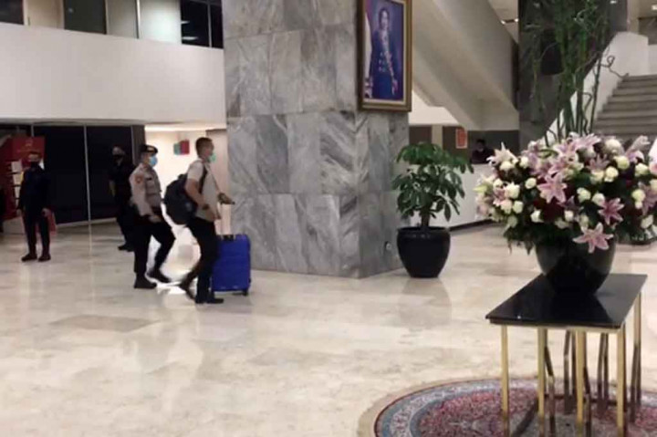 Tim penyidik Komisi Pemberantasan Korupsi (KPK) menggeledah ruang Wakil Ketua DPR Azis Syamsuddin di Gedung Dewan Perwakilan Rakyat (DPR) RI, Jakarta, Rabu, 28 April 2021 malam. Sekitar dua jam melakukan penggeledahan, petugas kemudian keluar dengan membawa dua koper.