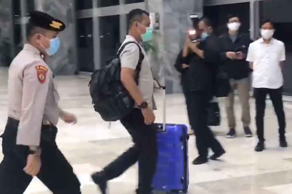 Penyidik tersebut langsung membawa dua koper itu ke dalam kendaraan yang terparkir di depan gedung Nusantara III. Kemudian, rombongan yang membawa barang bukti keluar dari Kompleks Parlemen.