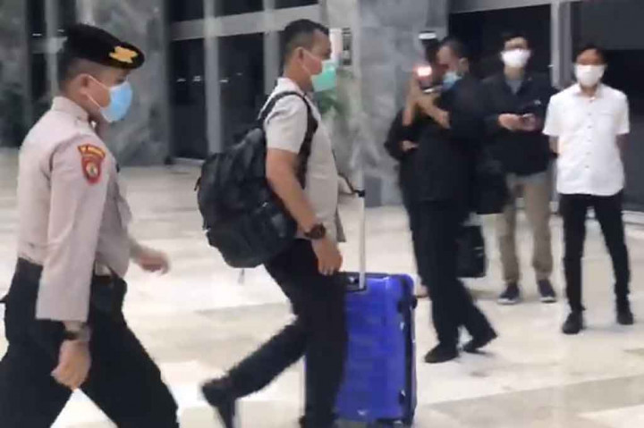 Penyidik tersebut langsung membawa dua koper itu ke dalam kendaraan yang terparkir di depan gedung Nusantara III. Kemudian, rombongan yang membawa barang bukti keluar dari Kompleks Parlemen.