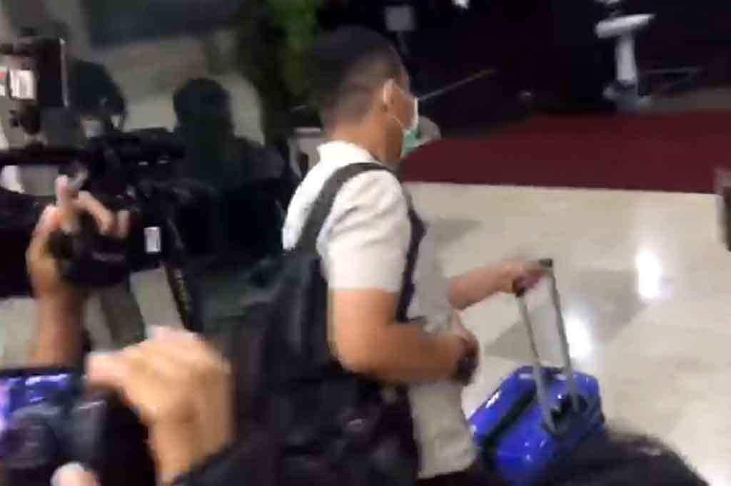 Sejauh ini, Azis Syamsuddin belum dapat dihubungi untuk diminta keterangan soal penggeledahan ruangan kantornya oleh penyidik KPK.