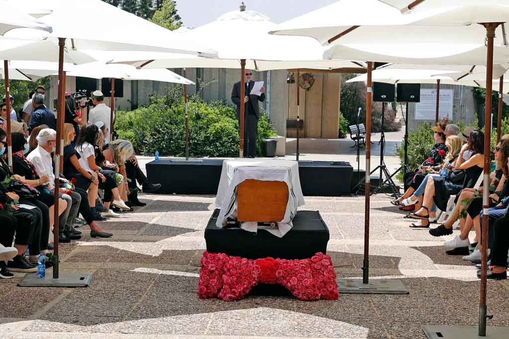 Ratusan anggota keluarga, teman, dan pemimpin industri mode Israel menghadiri pemakaman secara tradisional Yahudi di Holon, kota di selatan Tel Aviv, tempat Elbaz dibesarkan setelah berimigrasi sebagai seorang anak dari Maroko.