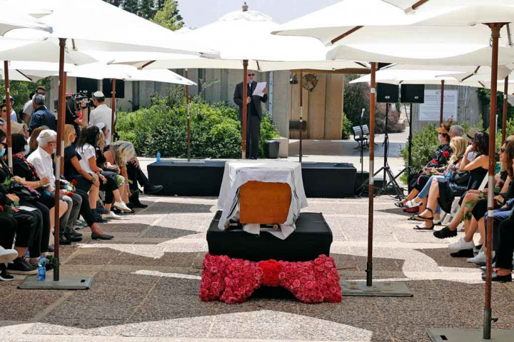 Ratusan anggota keluarga, teman, dan pemimpin industri mode Israel menghadiri pemakaman secara tradisional Yahudi di Holon, kota di selatan Tel Aviv, tempat Elbaz dibesarkan setelah berimigrasi sebagai seorang anak dari Maroko.