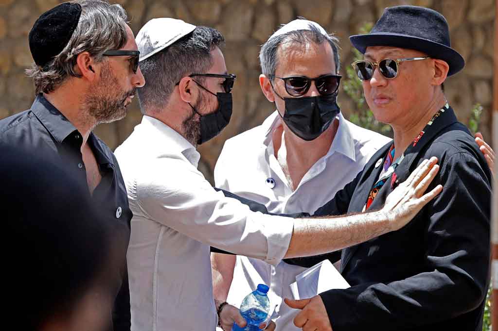Koo, seorang musisi, mengatakan Elbaz meninggalkan Israel hanya dengan koper dan penuh mimpi, harapan, dan bakat yang masih mentah, dan intuitif.