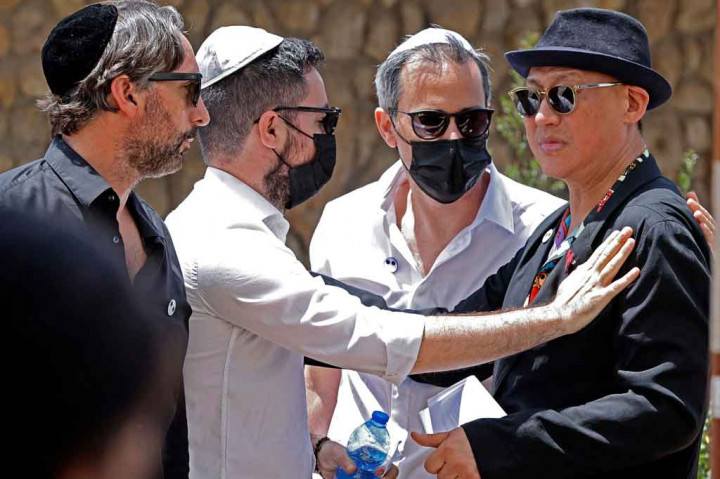 Koo, seorang musisi, mengatakan Elbaz meninggalkan Israel hanya dengan koper dan penuh mimpi, harapan, dan bakat yang masih mentah, dan intuitif.