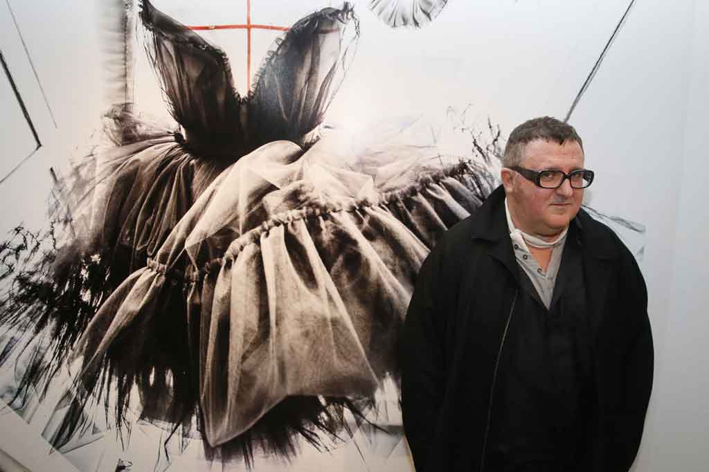 Setelah memulai karirnya bersama desainer Amerika Geoffrey Beene di New York, Elbaz mengambil alih Guy Laroche pada 1996 sebelum bergabung dengan Yves Saint Laurent pada 1998 untuk merancang koleksi busana siap pakai untuk master Prancis. Pada 2001 dia dipekerjakan oleh Lanvin.