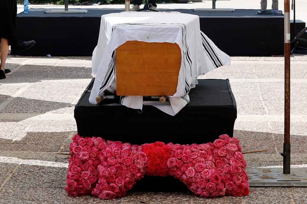 Dalam pidatonya, mitra Elbaz, Alex Koo, merujuk kepergian desainer dari Israel tersebut dengan sedikit uang untuk mengejar karirnya di bidang mode.