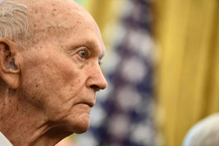 Astronaut Amerika Michael Collins, yang mengemudikan modul komando Apollo 11, sementara krunya menjadi orang pertama yang berjalan di Bulan, meninggal dunia pada Rabu, 28 April 2021. Dia meninggal di usia 90 tahun setelah berjuang melawan kanker.