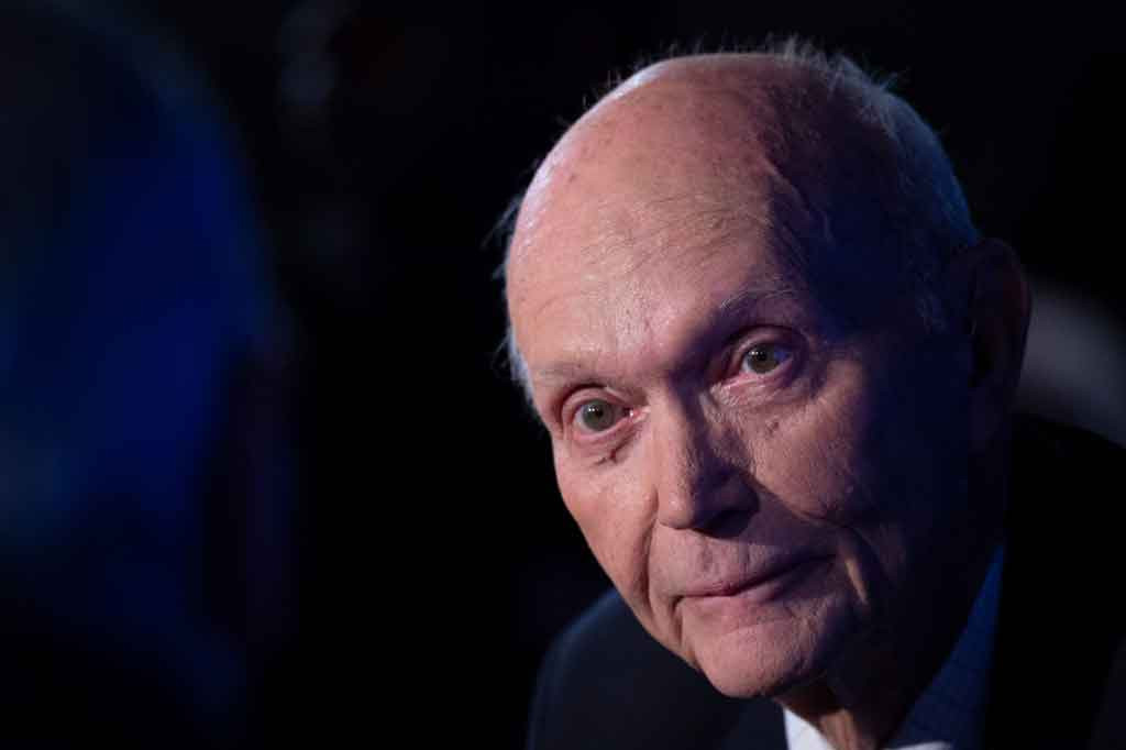 Kadang-kadang disebut orang paling kesepian dalam sejarah karena penerbangan solonya yang panjang sementara rekan-rekannya melintasi permukaan bulan, Collins tidak pernah mendapatkan pengakuan nama global yang sama seperti Neil Armstrong dan Buzz Aldrin.
