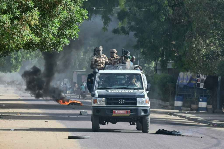 Polisi dikerahkan di N'Djamena untuk membubarkan demonstrasi yang diserukan oleh kelompok oposisi dan masyarakat sipil.
 Mereka menggunakan gas air mata untuk membubarkan sekelompok kecil demonstran, yang beberapa di antaranya membakar ban.