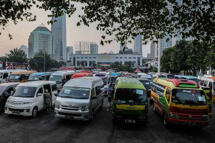 Direktorat Lalu Lintas Polda Metro Jaya mengamankan sebanyak 115 kendaraan travel gelap atau yang tidak memiliki izin trayek yang membawa penumpang mudik keluar Jabodetabek menjelang pelarangan mudik pada 6-17 Mei.