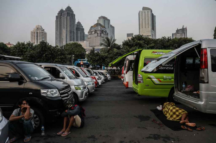 Ia mengatakan travel gelap tersebut mengangkut penumpang dari Jakarta ke berbagai daerah di Jawa Barat, Jawa Tengah, Jawa Timur, bahkan ada yang mengantar sampai ke Lampung. Mereka mematok tarif lebih tinggi dari harga normal.