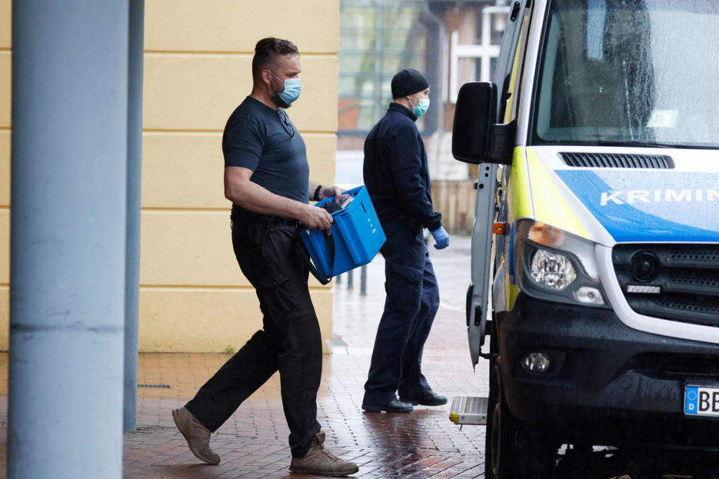 Seorang polisi membawa barang bukti dari Klinik Perawatan Oberlin di kota timur Potsdam, Kamis 29 April 2021, di mana empat orang telah tewas dan satu orang terluka parah dalam serangan pada akhir 28 April 2021.